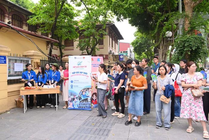 Khoảng 18.000 cán bộ, giáo viên, nhân viên tham gia làm nhiệm vụ tại các điểm thi, cùng gần 2.000 cán bộ thanh tra được huy động nhằm đảm bảo kỳ thi diễn ra an toàn, nghiêm túc và đúng quy chế.
