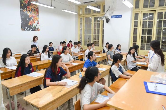 Tại các điểm thi, thí sinh sẽ được cán bộ coi thi phổ biến quy chế thi và các thông tin cần thiết trước ngày thi. Đây cũng là buổi thí sinh, người nhà khảo sát cung đường, thời gian di chuyển đến điểm thi, tránh tình huống nhầm điểm thi hoặc đến chậm, muộn.