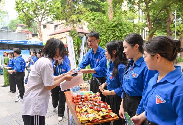 Sáng nay (29/05/2026) các điểm thi lớp 10 đã tiến hành phổ biến quy chế thi cho thí sinh, đồng thời thông báo bảng ghi tên dự thi để các em kiểm tra, báo cáo sai sót nếu có…