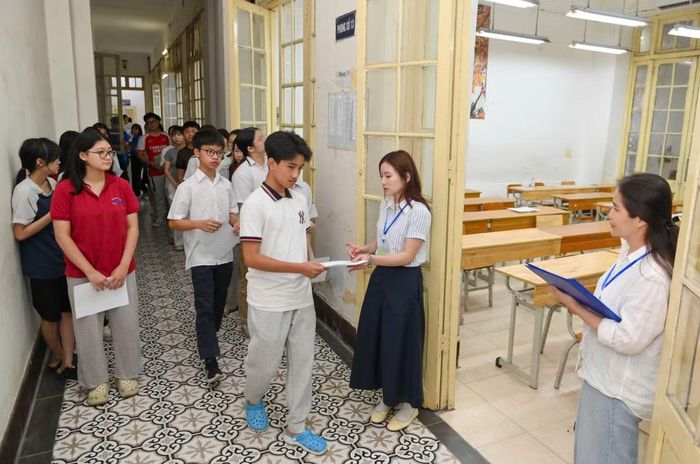 Năm 2026, Hà Nội có số lượng học sinh dự thi vào lớp 10 rất đông, số điểm thi cũng tăng nhiều so với năm trước.