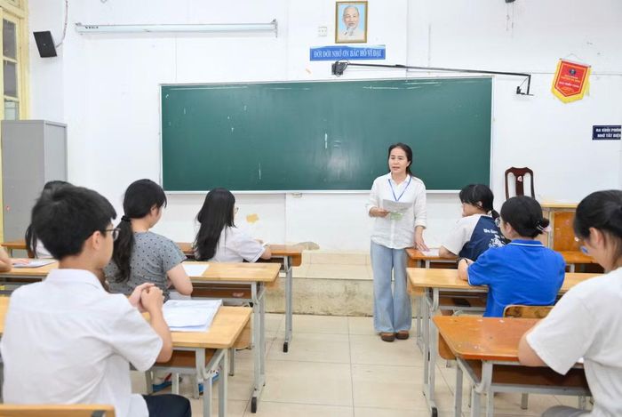 Sau khi ổn định vị trí, các giám thị phổ biến cho các thí sinh về quy chế thi.