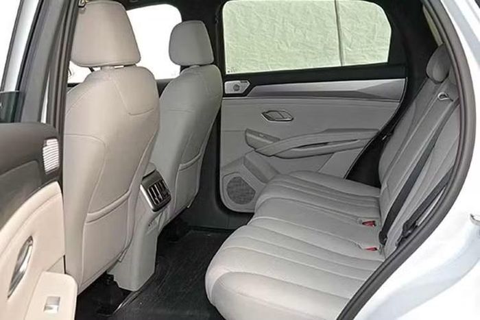 Chưa hết, mẫu xe SUV BYD Song Ultra DM-i 2026 mới còn sở hữu hệ thống trợ lái God’s Eye C và có thể nâng cấp lên God’s Eye B phiên bản LiDAR (DiPilot 300) tùy chọn. Trong đó, hệ thống God’s Eye B hỗ trợ tính năng tự lái theo lộ trình định sẵn trong đô thị CNOA.