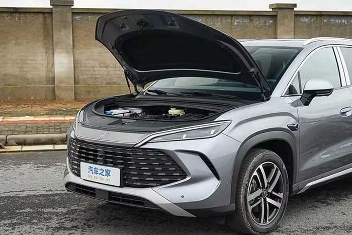 Phạm vi hoạt động thuần điện theo tiêu chuẩn CLTC của xe lần lượt là 205 km và 310 km, tùy phiên bản. Trong khi đó, tổng phạm vi hoạt động tối đa đạt 1.845 km. Ngoài ra, xe còn được trang bị hệ thống kiểm soát thân xe thông minh DiSus-C tiêu chuẩn cùng hệ thống ổn định khi nổ lốp ở tốc độ cao TBC.