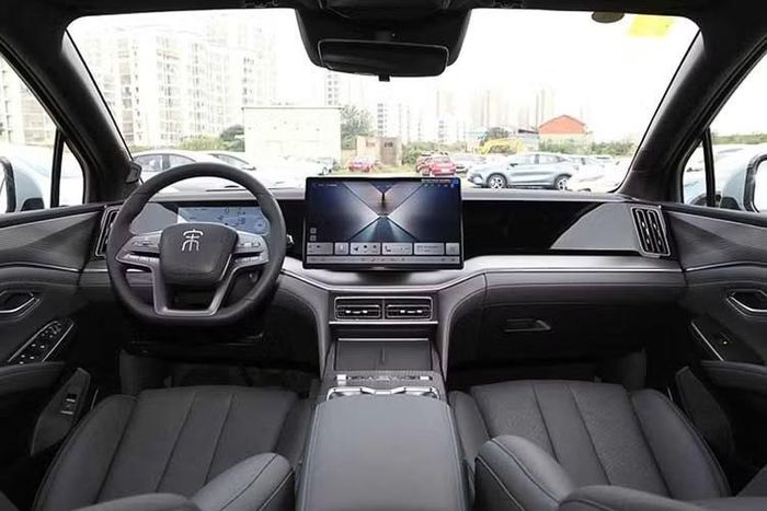 Khoang nội thất của BYD Song Ultra DM-i có hai chủ đề phối màu là xám Sea Salt và xám Twilight Cloud. Xe được trang bị màn hình cảm ứng trung tâm xoay thích ứng 15,6 inch, bảng đồng hồ kỹ thuật số 10,25 inch và màn hình hiển thị thông tin kính lái HUD W-HUD 26 inch. Đồng thời, đây cũng là mẫu xe đầu tiên được tích hợp trợ lý thông minh Didi Shrimp.
