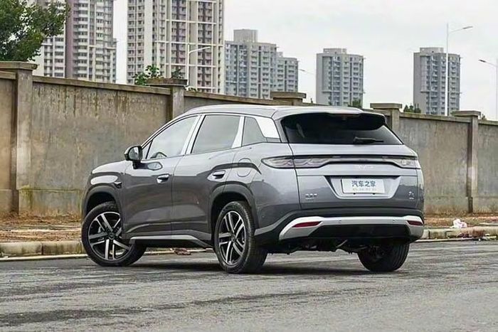 Phía sau mẫu SUV này đi kèm cụm đèn hậu LED xuyên suốt cùng cánh gió tích hợp nhằm nhấn mạnh phong cách trẻ trung và thể thao. Xe có các màu ngoại thất gồm xám Fire Rock, trắng Snow Mountain, tím Smoky Mist, be Galaxy và xanh Palm Green. Kích thước dài x rộng x cao của BYD Song Ultra DM-i lần lượt là 4.850 x 1.910 x 1.670 mm và chiều dài cơ sở đạt 2.840 mm, giống hệt với phiên bản thuần điện.