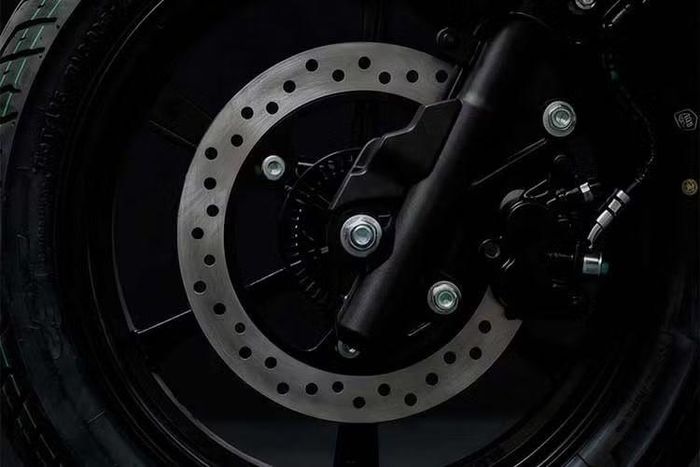 Về trang bị đáng giá nhất trên Suzuki Burgman 15 2026 chính là bộ mâm đúc hợp kim nhôm kích thước 14 inch. Cặp bánh lớn không chỉ giúp chiếc xe bám đường tốt hơn khi ôm cua mà còn nâng cao sự êm ái khi chạy đường trường.