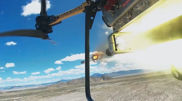 Tên lửa 70mm được phóng ra từ drone TRV 150 trong cuộc thử nghiệm.