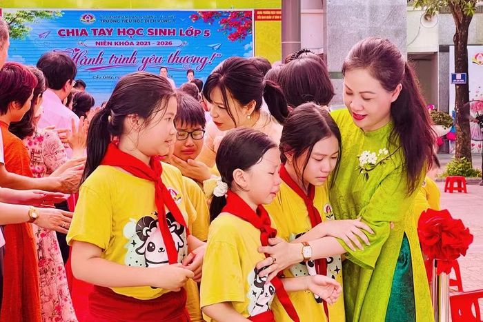 Các em học sinh bịn rịn khi chia tay cô Hiệu trưởng.