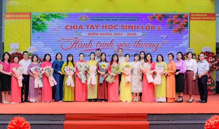 Tập thể giáo viên chủ nhiệm của khối 5 nhận hoa tri ân từ các phụ huynh.