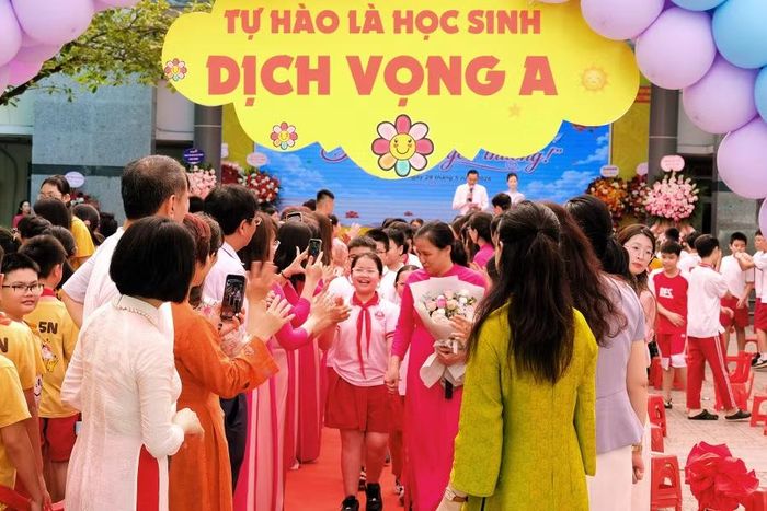 Các thầy cô và phụ huynh vẫy chào tạm biệt các em.