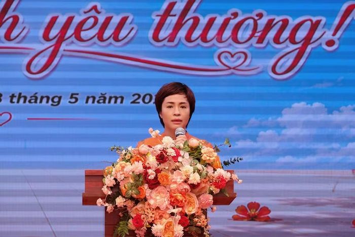 Trưởng ban đại diện cha mẹ học sinh nhà trường phát biểu tri ân các thầy cô.