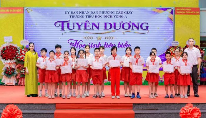Trong năm học vừa qua, cán bộ, giáo viên và học sinh nhà trường đã gặt hái được rất nhiều thành tích rực rỡ,