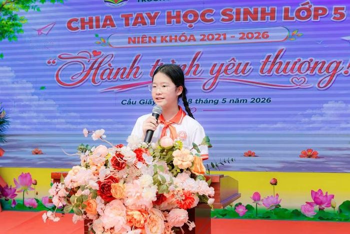 Em Trịnh Trúc An thay mặt các bạn học sinh khối 5 phát biểu tri ân các thầy cô.
