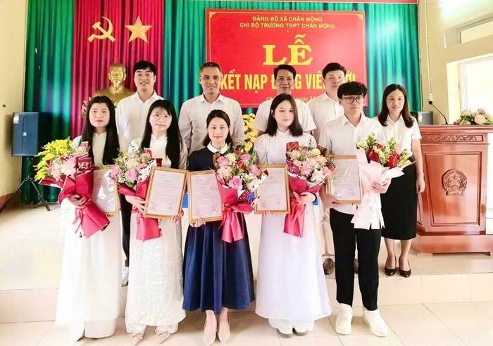 Chi bộ Trường THPT Chân Mộng kết nạp đảng viên mới cho các quần chúng ưu tú là giáo viên và các em học sinh.