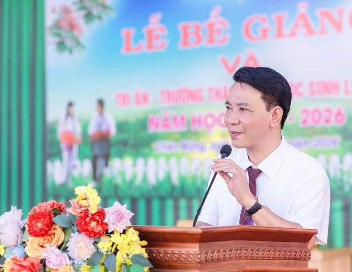 Ông Vi Khánh Toàn - Hiệu trưởng Trường THPT Chân Mộng phát biểu tại Lễ bế giảng năm học 2025 - 2026.