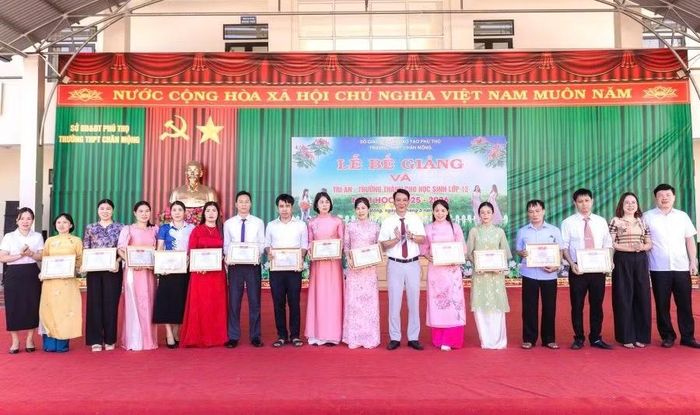 Lãnh đạo Trường THPT Chân Mộng trao thưởng cho cán bộ, giáo viên.