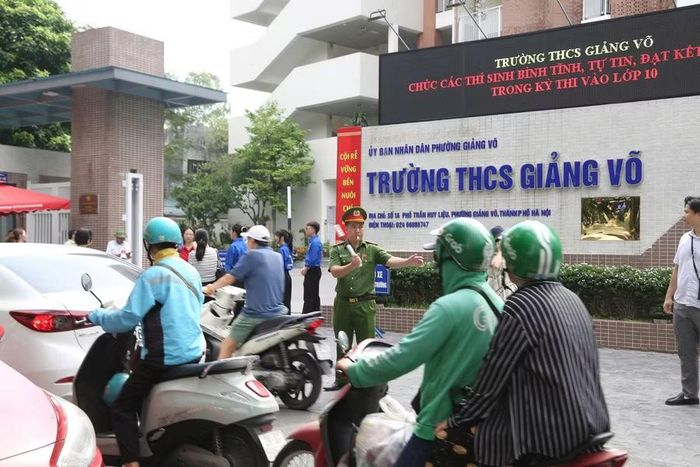 Lực lượng chức năng có mặt tại điểm thi từ sớm để phân luồng, hỗ trợ thí sinh.