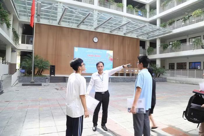 TS. Vũ Đình Phương - Phó trưởng điểm thi hướng dẫn các thí sinh.