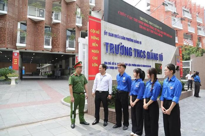Lực lượng chức năng, tình nguyện viên hỗ trợ hướng dẫn thí sinh ngay tại cổng điểm thi.