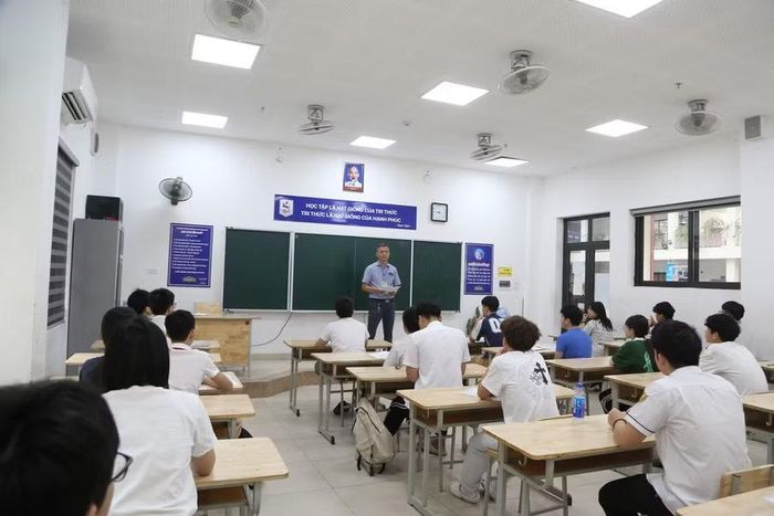 Thí sinh nghe phổ biến quy chế thi, kiểm tra lại thông tin cá nhân.