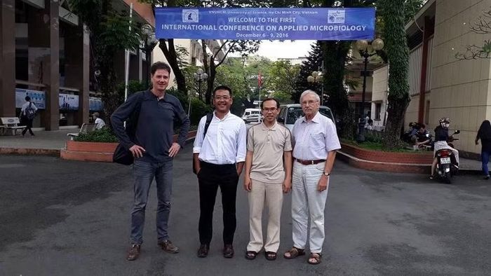 PGS.TS Nguyễn Duy Liêm (thứ hai từ trái qua) cùng các nhà khoa học tham dự Hội nghị Quốc tế về Vi sinh học Ứng dụng lần 1 tại Trường Đai học Khoa học tự nhiên năm 2016. Ảnh: ĐHQG-HCM.