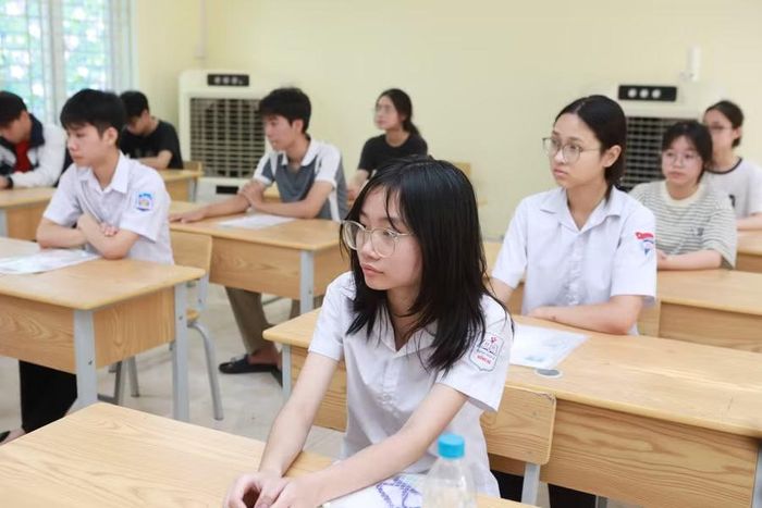 Thí sinh nghe phổ biến quy chế thi tại điểm thi Trường THCS Phùng Hưng.