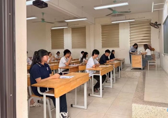 Thí sinh làm thủ tục dự thi tại Trường THPT Trương Định.