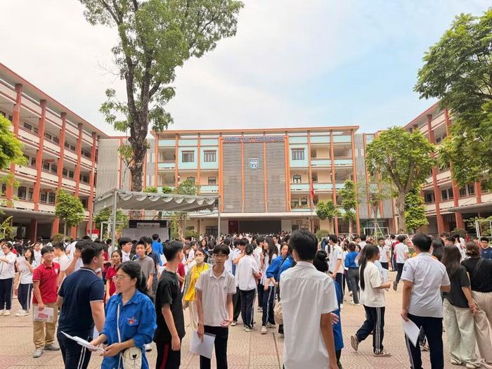 Thí sinh tập trung tại sân trường được lực lượng thanh niên tình nguyện hướng dẫn vào các phòng thi.
