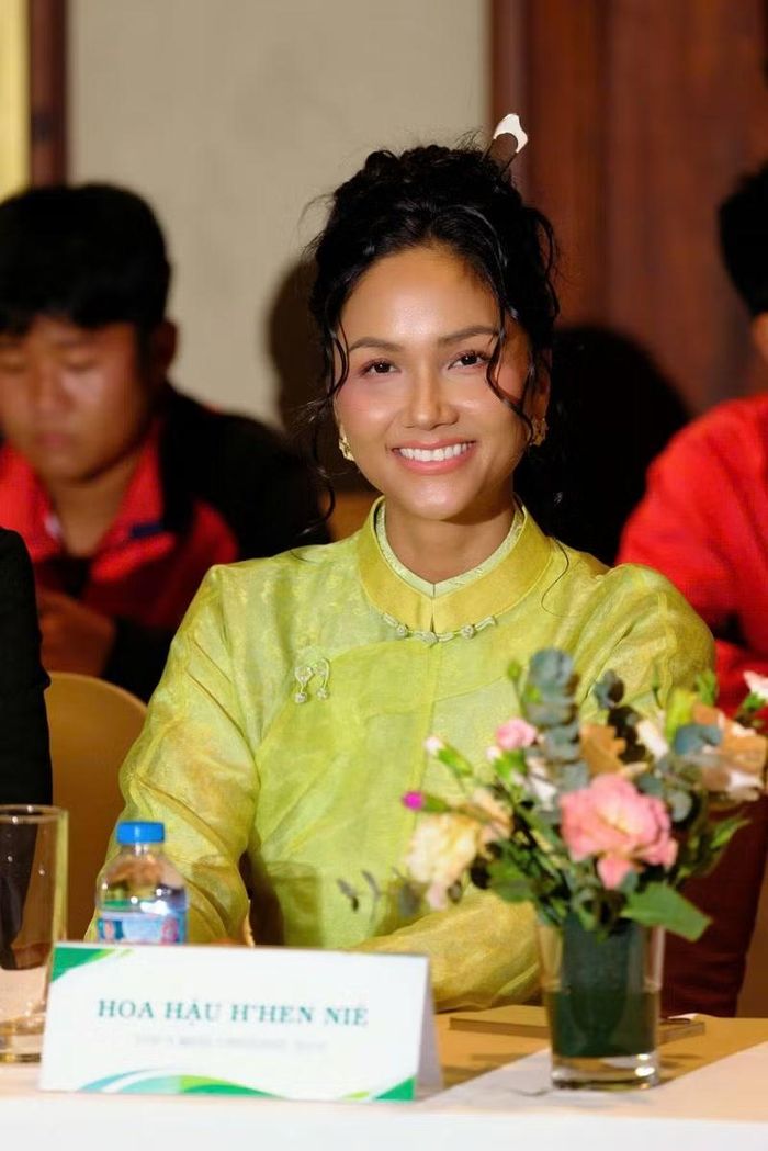 Không chỉ là một hoa hậu sở hữu nhan sắc nổi bật, độc đáo, H’Hen Niê còn truyền cảm hứng về sự tự tin, bản lĩnh và tinh thần không ngại thay đổi.