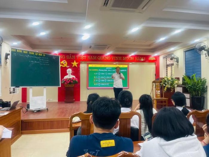 Ban giám hiệu nhà trường chia lửa ôn tập cùng giáo viên.
