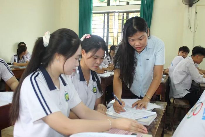 Giáo viên chủ động điều chỉnh khung giờ ôn tập để tránh nắng nóng.