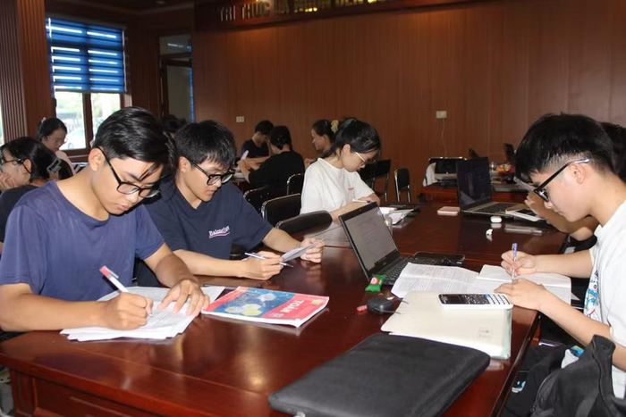 Thư viện trở thành không gian ôn tập lý tưởng cho học sinh.
