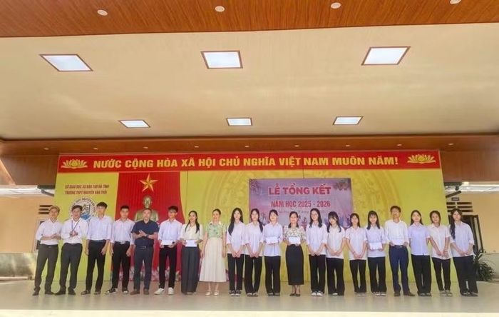 Trường THPT Nguyễn Văn Trỗi tổ chức trao thưởng động viên giáo viên, học sinh trong ôn luyện và dạy học.