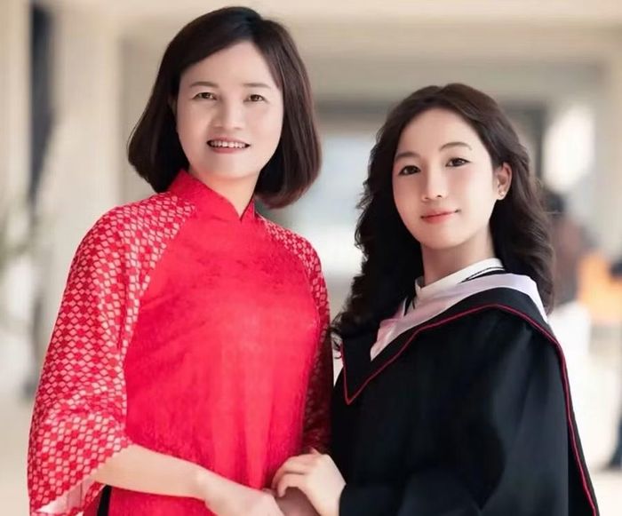 Hà Linh cùng cô giáo chuyên Pháp Trường THPT Chuyên Vĩnh Phúc.