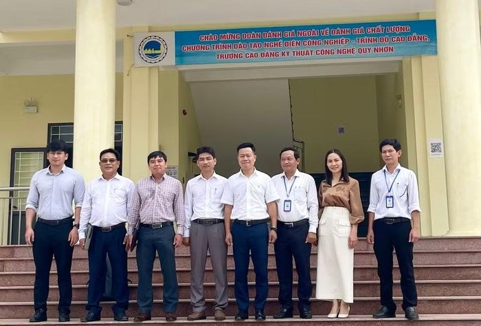 Đoàn công tác thăm Khoa điện.