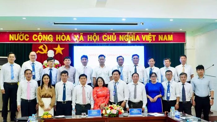 Đoàn công tác của Bộ GD&ĐT cùng thầy, cô giáo chụp hình lưu niệm.