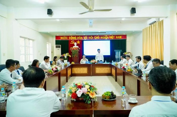 Ông Phạm Văn Tường, Hiệu trưởng Trường Cao đẳng Kỹ thuật Công nghệ Quy Nhơn báo cáo với đoàn công tác.