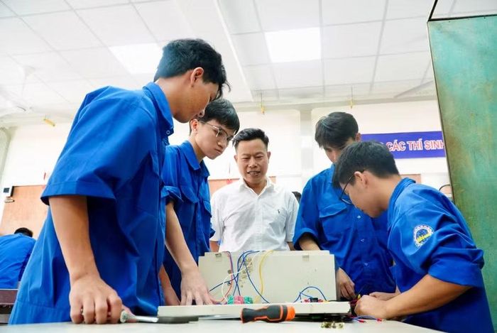 Thứ trưởng Lê Quân thăm giờ thực hành ở Khoa điện.