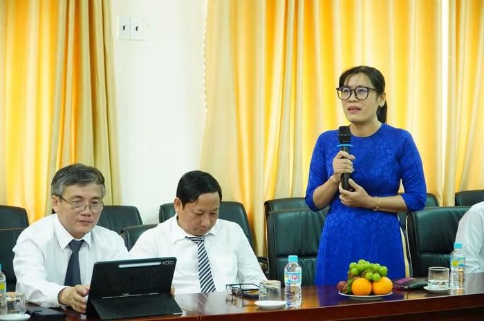 Thầy, cô giáo chia sẻ thuận lợi, khó khăn với Thứ trưởng.
