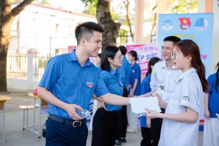 Tình nguyện viên hỗ trợ, động viên tinh thần thí sinh dự thi. Ảnh minh họa
