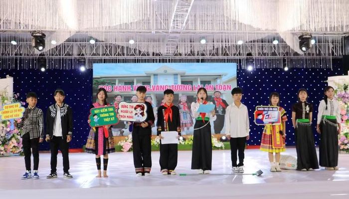 Các học sinh tham gia tiểu phẩm “Việc nhẹ lương cao - Khát khao đổi đời” truyền tải thông điệp phòng ngừa lao động trẻ em và nguy cơ trên môi trường mạng.