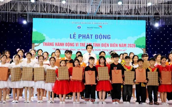 Các em thiếu nhi có hoàn cảnh khó khăn nhận quà hỗ trợ nhân Tháng hành động vì trẻ em năm 2026.