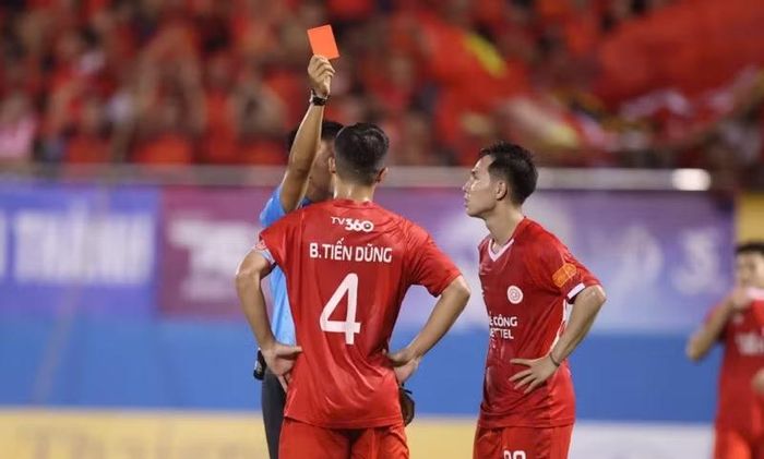 Đội Á quân nhận 3 tỷ đồng và Huy chương Bạc. Đội hạng Ba nhận 1,5 tỷ đồng và Huy chương Đồng. Ảnh: VPF. 