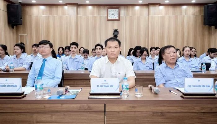 Các chuyên gia và cán bộ, giảng viên, sinh viên Trường Đại học Mở Hà Nội tham dự hội thảo.