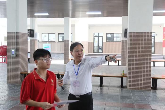 Lực lượng chức năng hỗ trợ, hướng dẫn cho thí sinh.