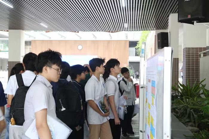 Thí sinh kiểm tra lại số báo danh, phòng thi sáng 29/5.
