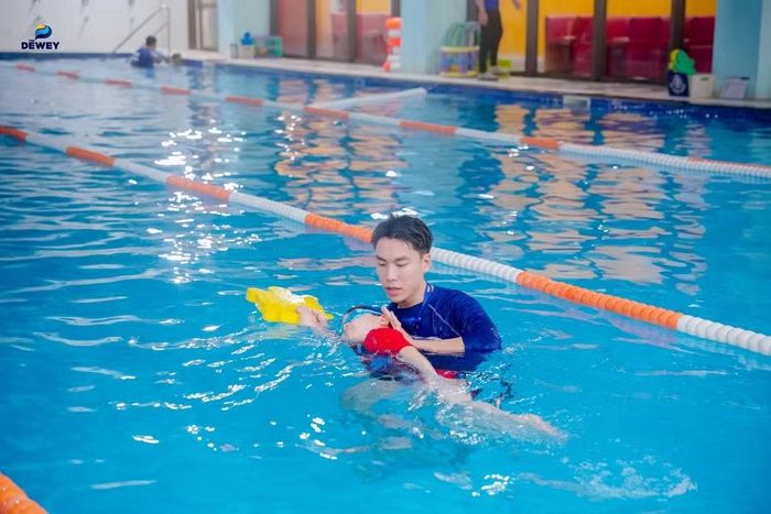  Đội ngũ Huấn luyện viên Aqua-Tots có chứng chỉ Mỹ. 