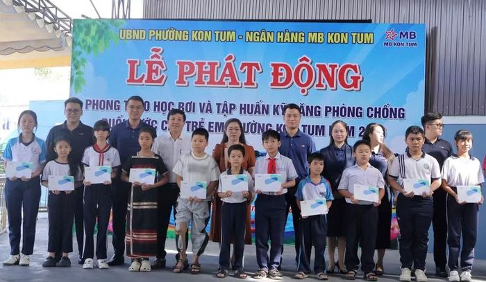 12 suất học bổng được trao cho học sinh khó khăn, vươn lên trong học tập.