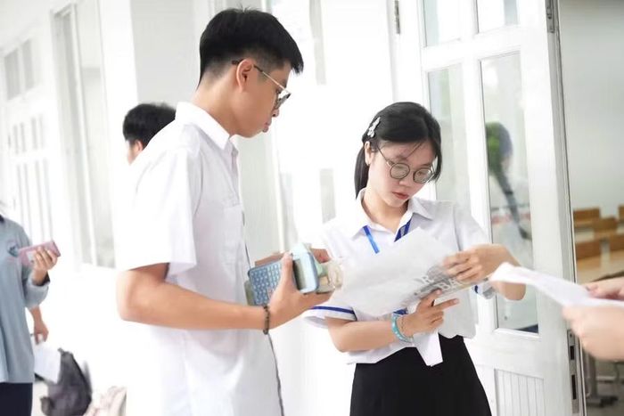 Thí sinh được kiểm tra thông tin, giấy báo dự thi trước khi vào phòng thi. Ảnh: ĐHQG-HCM.