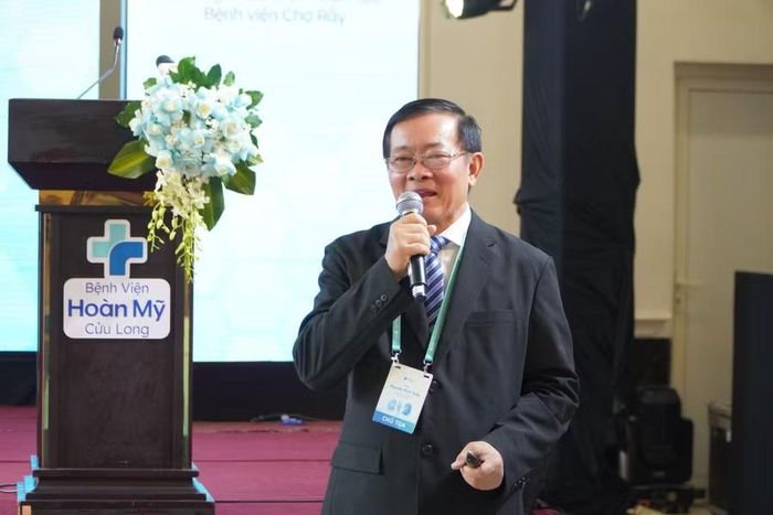 TS.BS.CKII Nguyễn Minh Tuấn, Trưởng khoa Thận nhân tạo, Bệnh viện Chợ Rẫy, chia sẻ tại hội nghị.